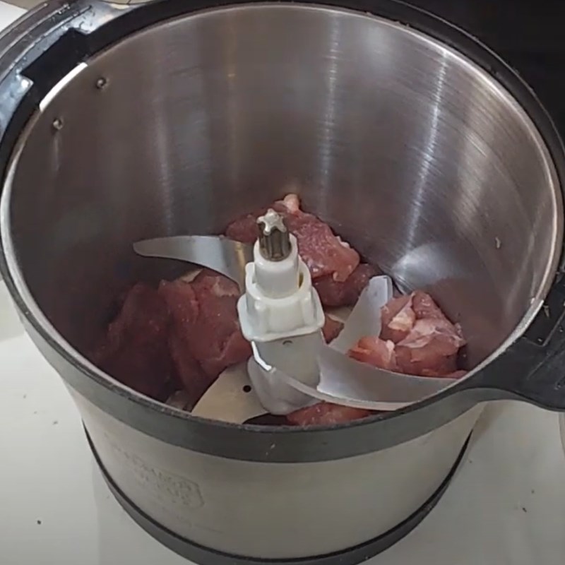 Bước 3 Xay chả lần 1 Chả lụa l&agrave;m bằng m&aacute;y xay thịt