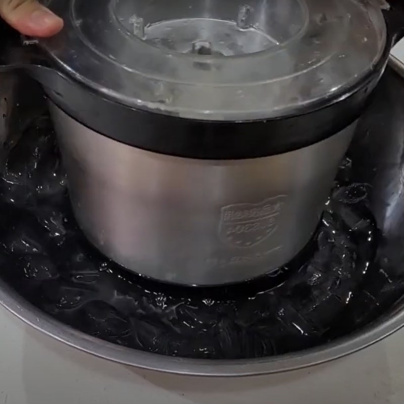 Bước 3 Xay chả lần 1 Chả lụa l&agrave;m bằng m&aacute;y xay thịt