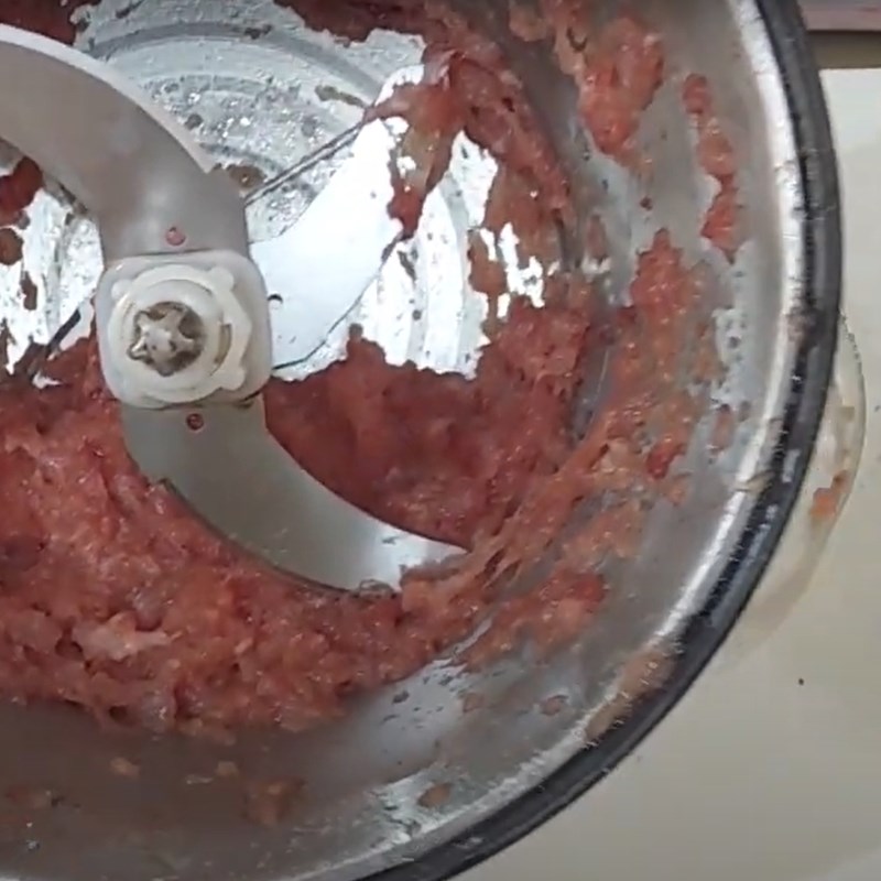 Bước 3 Xay chả lần 1 Chả lụa l&agrave;m bằng m&aacute;y xay thịt