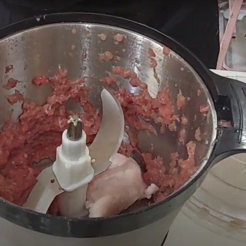 Bước 4 Xay chả lần 2 Chả lụa l&agrave;m bằng m&aacute;y xay thịt