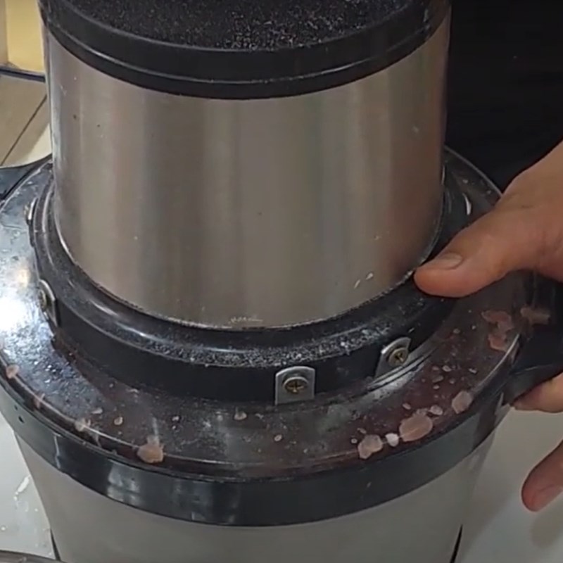 Bước 4 Xay chả lần 2 Chả lụa l&agrave;m bằng m&aacute;y xay thịt