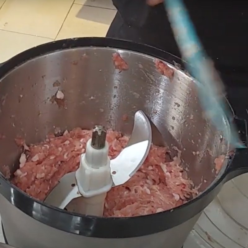 Bước 4 Xay chả lần 2 Chả lụa l&agrave;m bằng m&aacute;y xay thịt