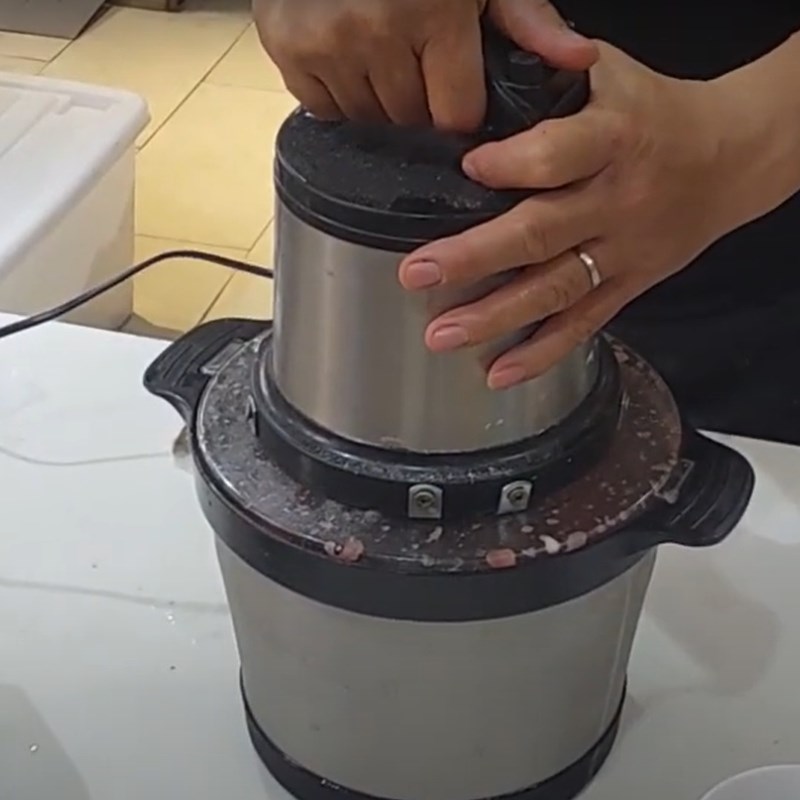 Bước 5 Xay chả lần 3 Chả lụa l&agrave;m bằng m&aacute;y xay thịt