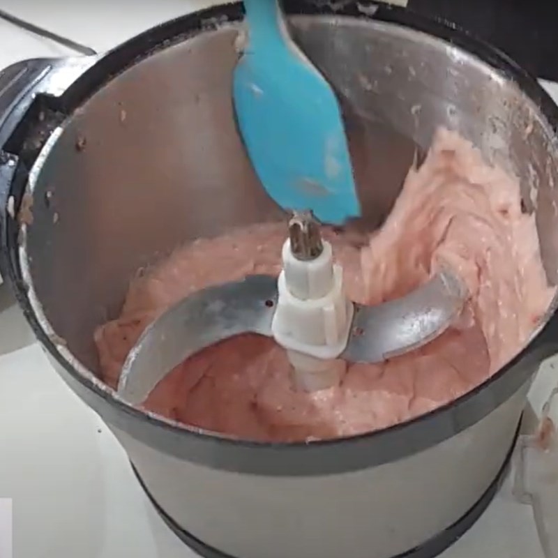 Bước 5 Xay chả lần 3 Chả lụa l&agrave;m bằng m&aacute;y xay thịt