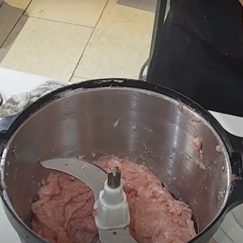 Bước 5 Xay chả lần 3 Chả lụa l&agrave;m bằng m&aacute;y xay thịt
