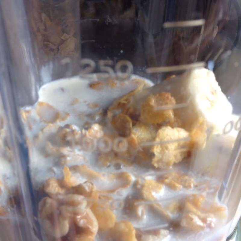 Bước 2 Xay sinh tố ngũ cốc chuối óc chó Sinh tố ngũ cốc chuối hạt óc chó