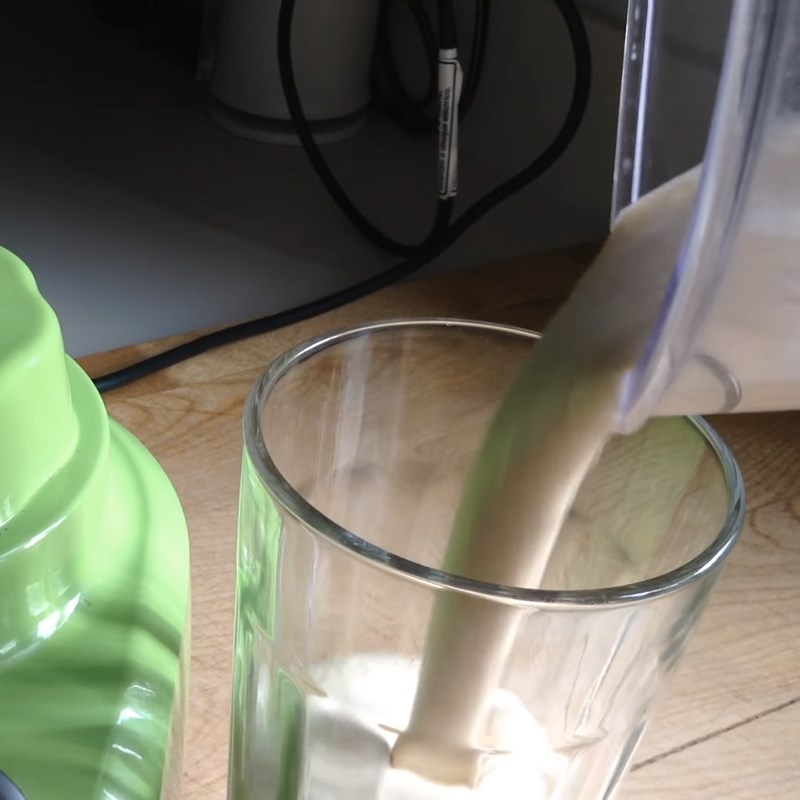 Bước 2 Xay sinh tố ngũ cốc chuối óc chó Sinh tố ngũ cốc chuối hạt óc chó