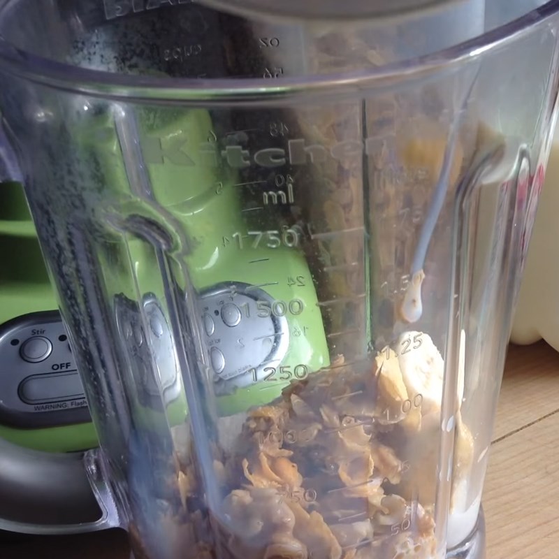 Bước 2 Xay sinh tố ngũ cốc chuối óc chó Sinh tố ngũ cốc chuối hạt óc chó