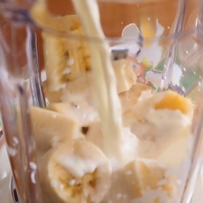 Bước 2 Xay sinh tố trứng gà với chuối Sinh tố trứng gà