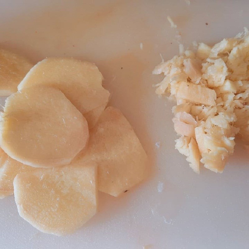 Bước 1 Sơ chế nguyên liệu Cá chép hấp bia sốt ớt cay