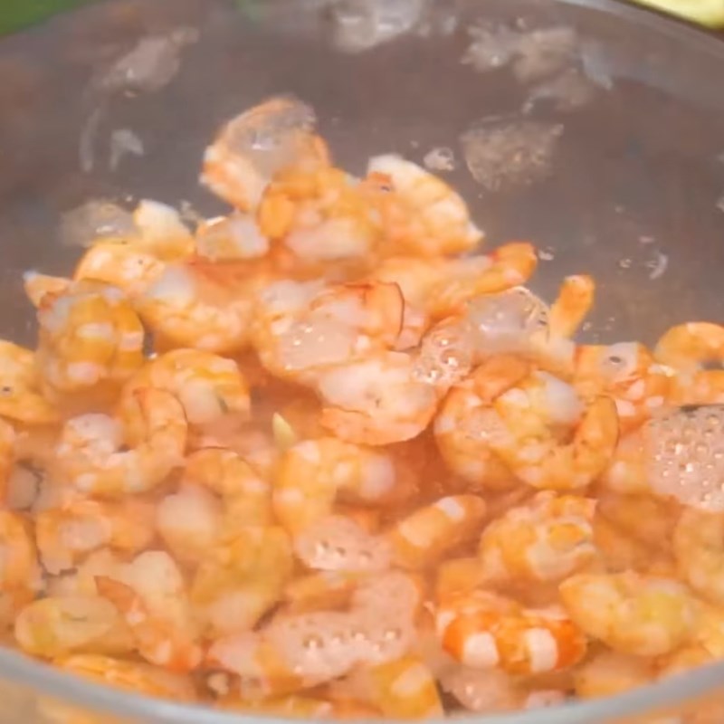 Bước 1 Sơ chế tôm Salad tôm cần tây sốt mayonnaise