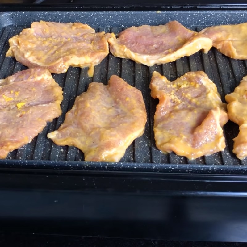 Bước 6 Nướng thịt Cơm sườn trứng