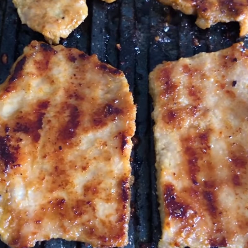 Bước 6 Nướng thịt Cơm sườn trứng