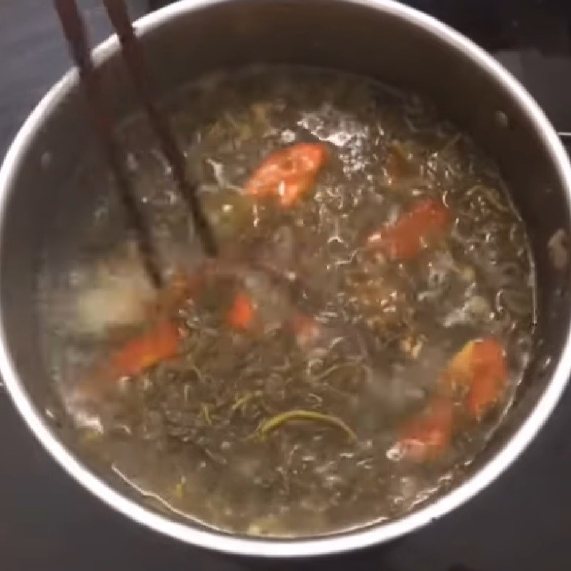 Bước 4 Cho rau sắn và cà chua vào nấu canh Canh rau sắn