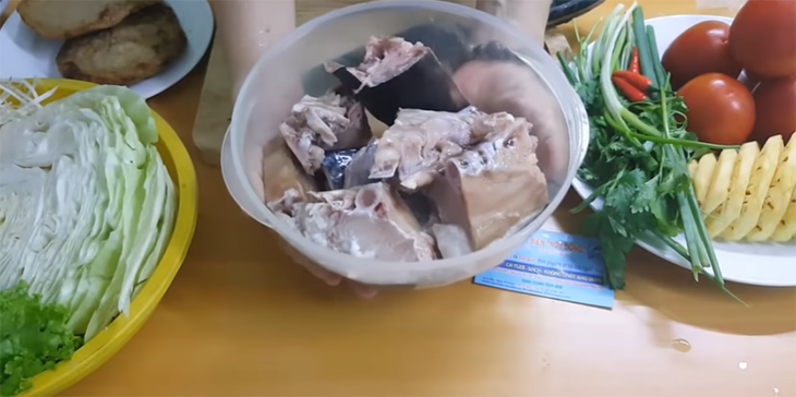 Bước 1 Sơ chế nguyên liệu Bún cá thu