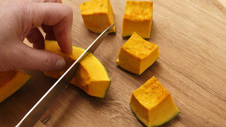 Bước 1 Sơ chế nguyên liệu Cháo tôm bí đỏ