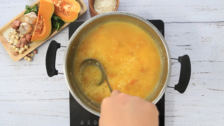 Bước 2 Nấu cháo Cháo tôm bí đỏ