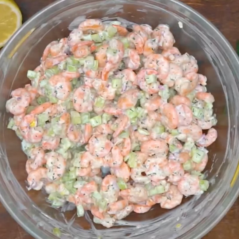 Bước 4 Trộn salad Salad tôm cần tây sốt mayonnaise