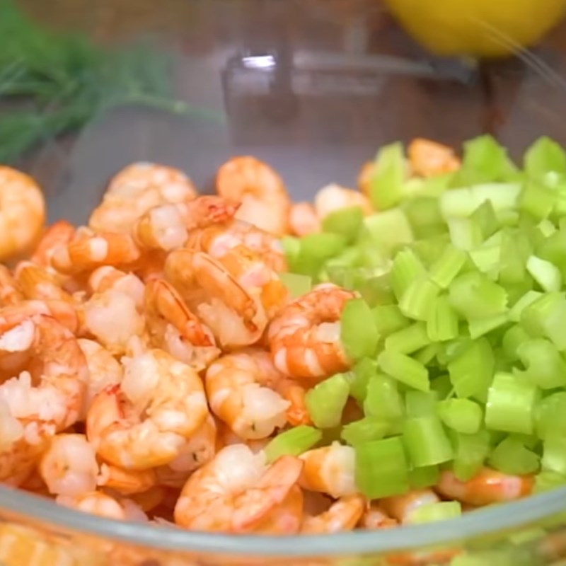 Bước 4 Trộn salad Salad tôm cần tây sốt mayonnaise