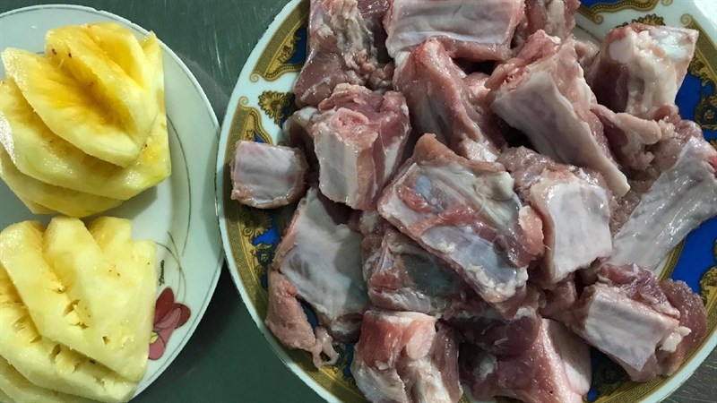 Nguyên liệu món ăn sườn kho thơm (dứa)