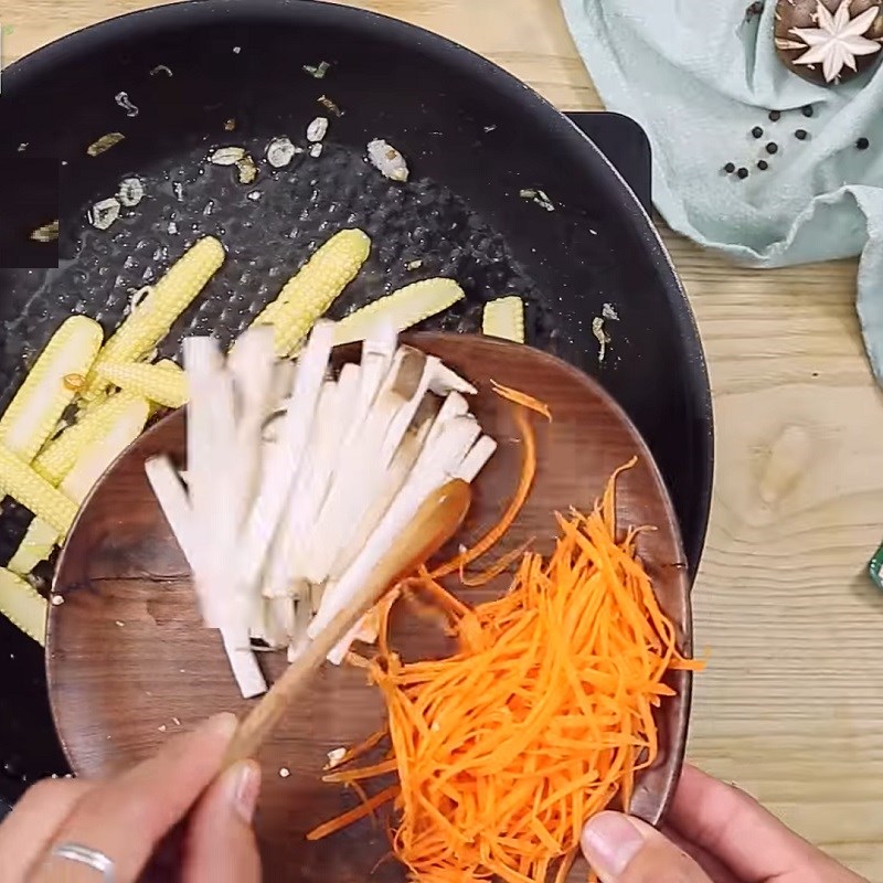 Bước 3 Xào nhân Sushi chay nấm rau củ xào