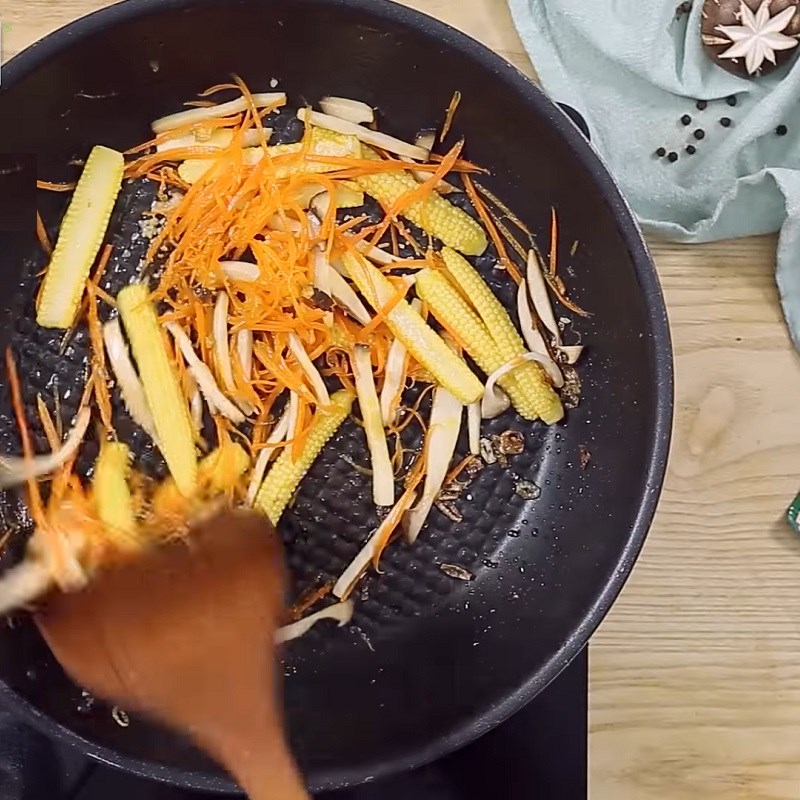 Bước 3 Xào nhân Sushi chay nấm rau củ xào