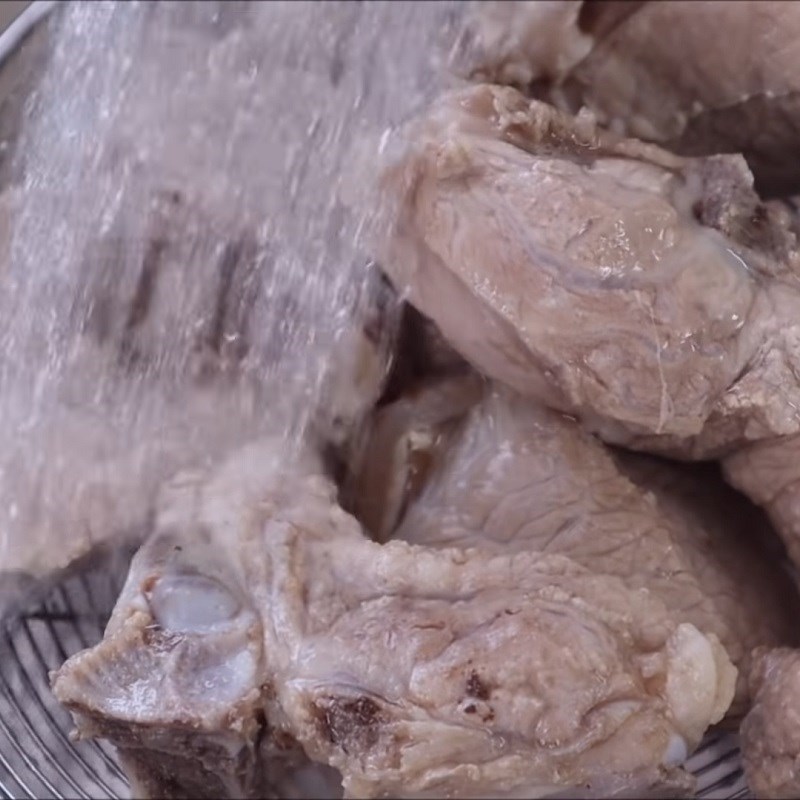 Bước 1 Sơ chế tôm càng xanh và xương heo Bánh canh tôm càng trứng cút