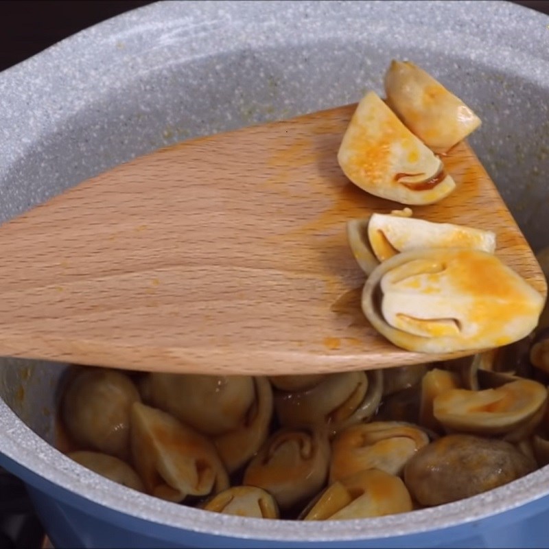 Bước 2 Sơ chế các nguyên liệu khác Bánh canh tôm càng trứng cút