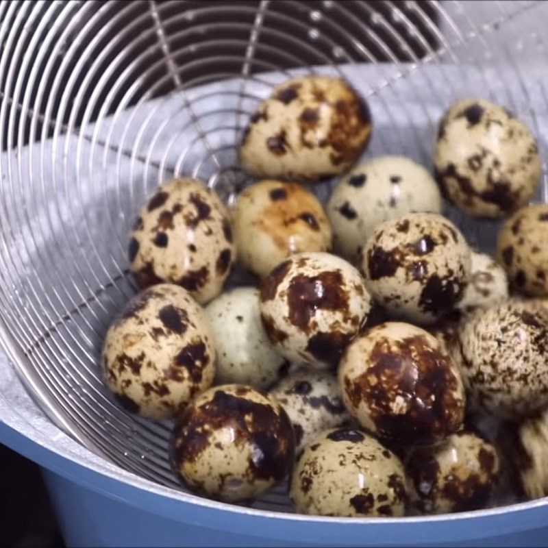 Bước 3 Luộc trứng cút Bánh canh tôm càng trứng cút