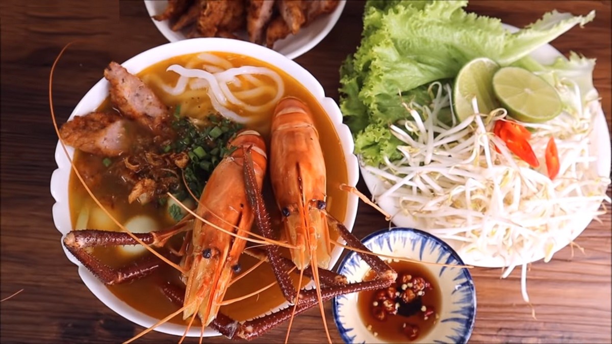 Bánh canh tôm càng trứng cút