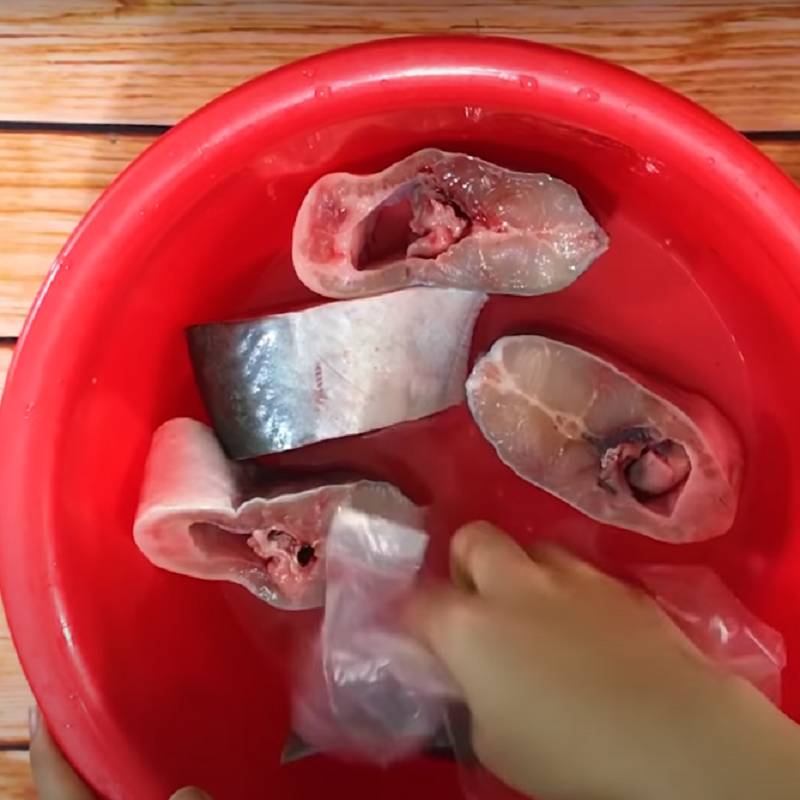 Bước 1 Sơ chế cá Cá basa kho khế
