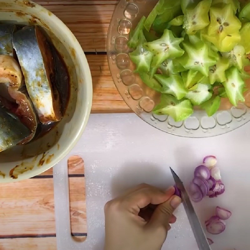 Bước 3 Sơ chế các nguyên liệu khác Cá basa kho khế