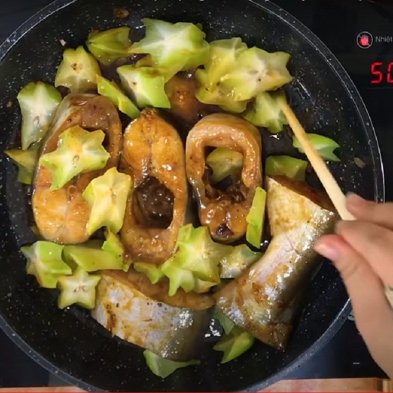 Bước 4 Kho cá Cá basa kho khế