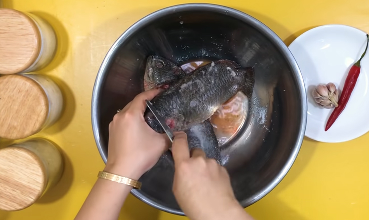 Bước 1 Sơ chế cá rô Cá rô chiên giòn