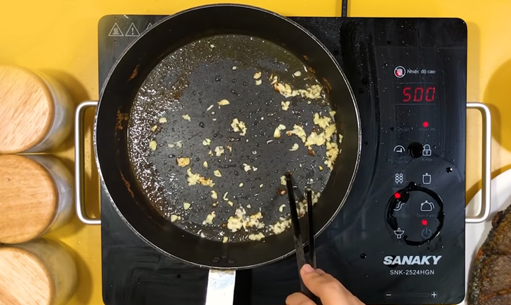 Bước 2 Làm sốt tỏi ớt Cá rô chiên giòn