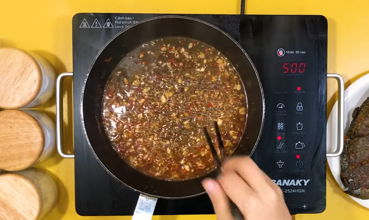 Bước 2 Làm sốt tỏi ớt Cá rô chiên giòn