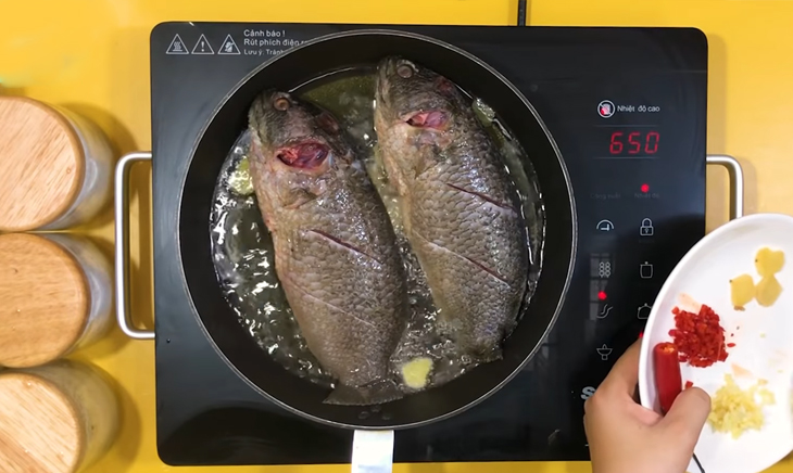 Bước 3 Chiên cá Cá rô chiên giòn