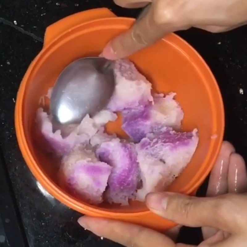 Bước 2 Cắt tôm và dằm khoai Cháo tôm khoai mỡ