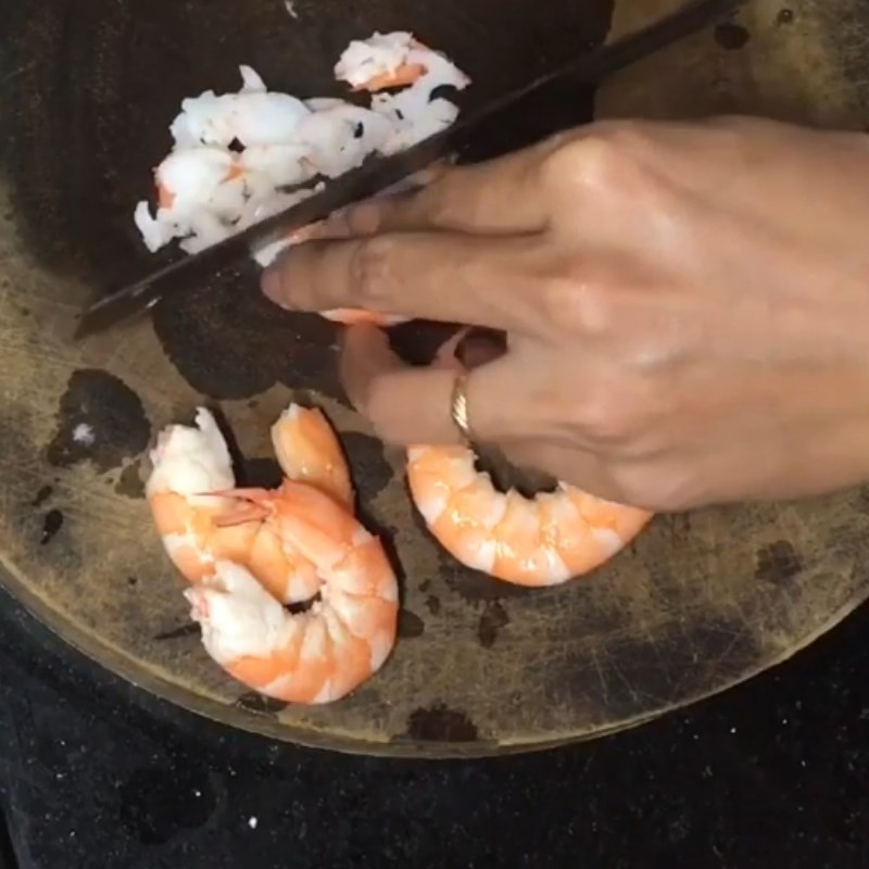 Bước 2 Cắt tôm và dằm khoai Cháo tôm khoai mỡ