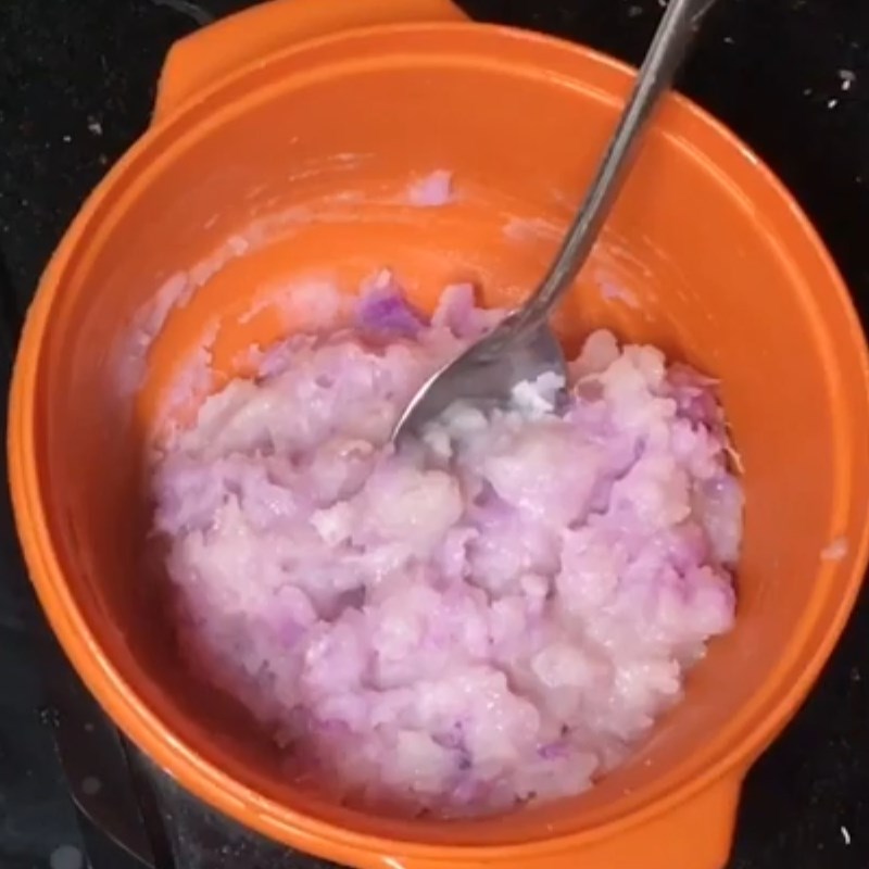 Bước 2 Cắt tôm và dằm khoai Cháo tôm khoai mỡ