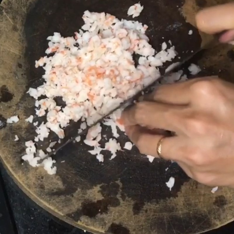 Bước 2 Cắt tôm và dằm khoai Cháo tôm khoai mỡ