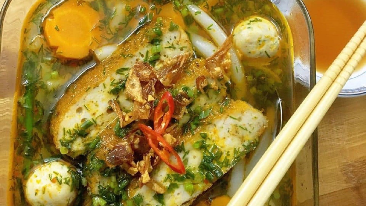 Bánh canh gõ gáo dừa chả cá lăng