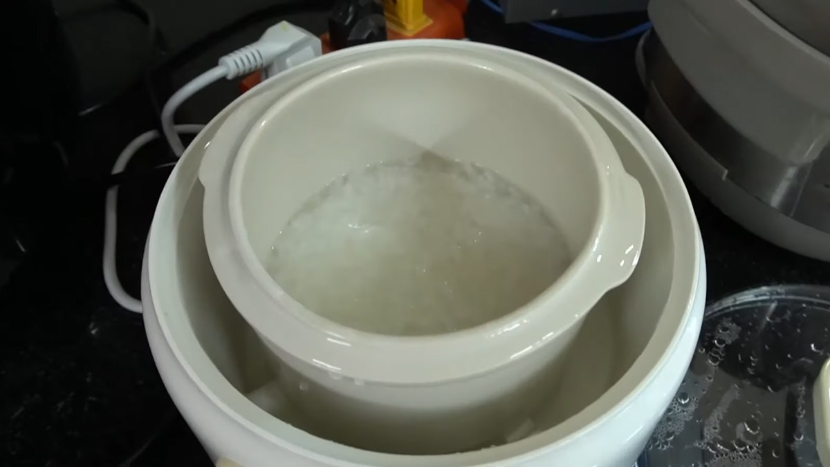 Cháo trắng ăn dặm bằng nồi nấu cháo