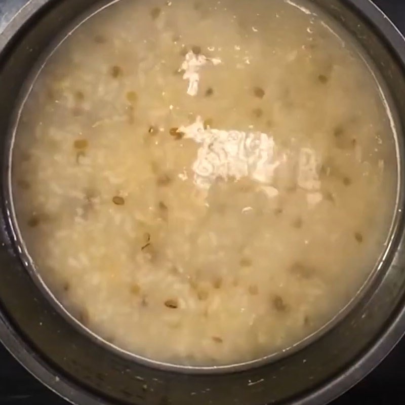 Bước 5 Cho hàu vào cháo Cháo hàu đậu xanh