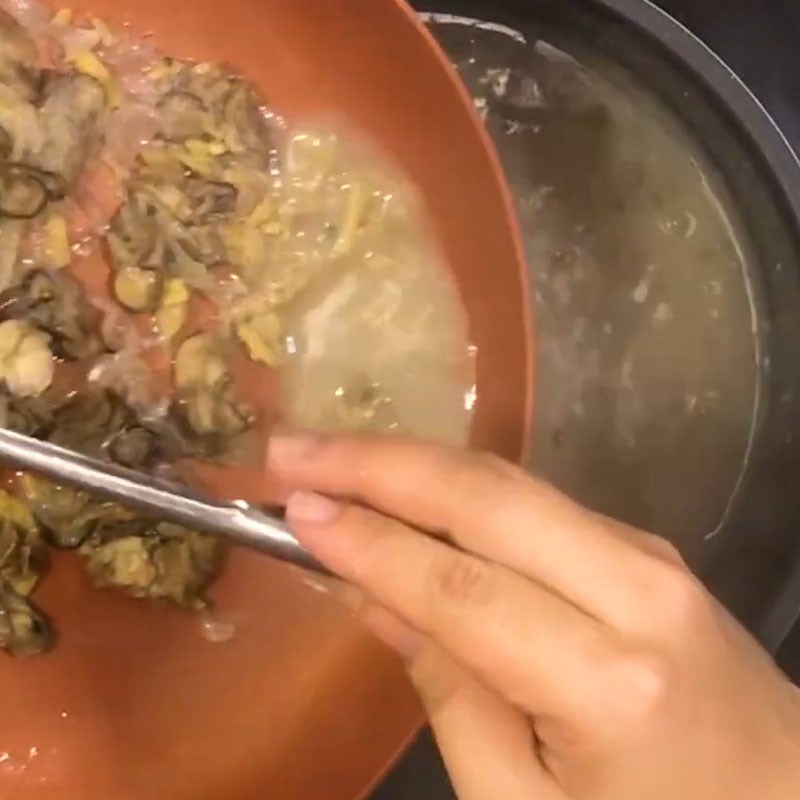 Bước 5 Cho hàu vào cháo Cháo hàu đậu xanh