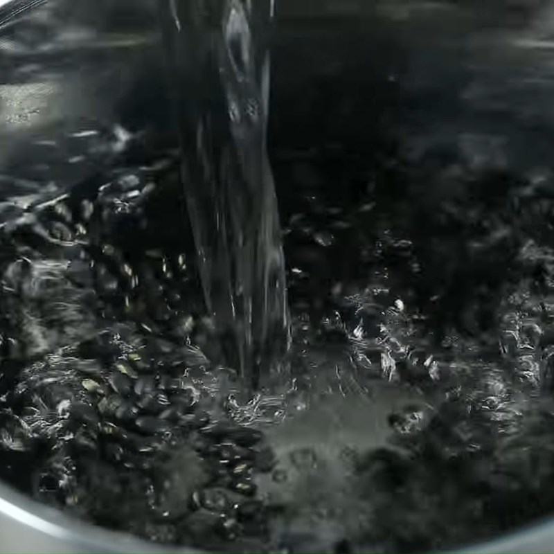 Bước 1 Sơ chế hạt sen và đậu đen Chè hạt sen đậu đen