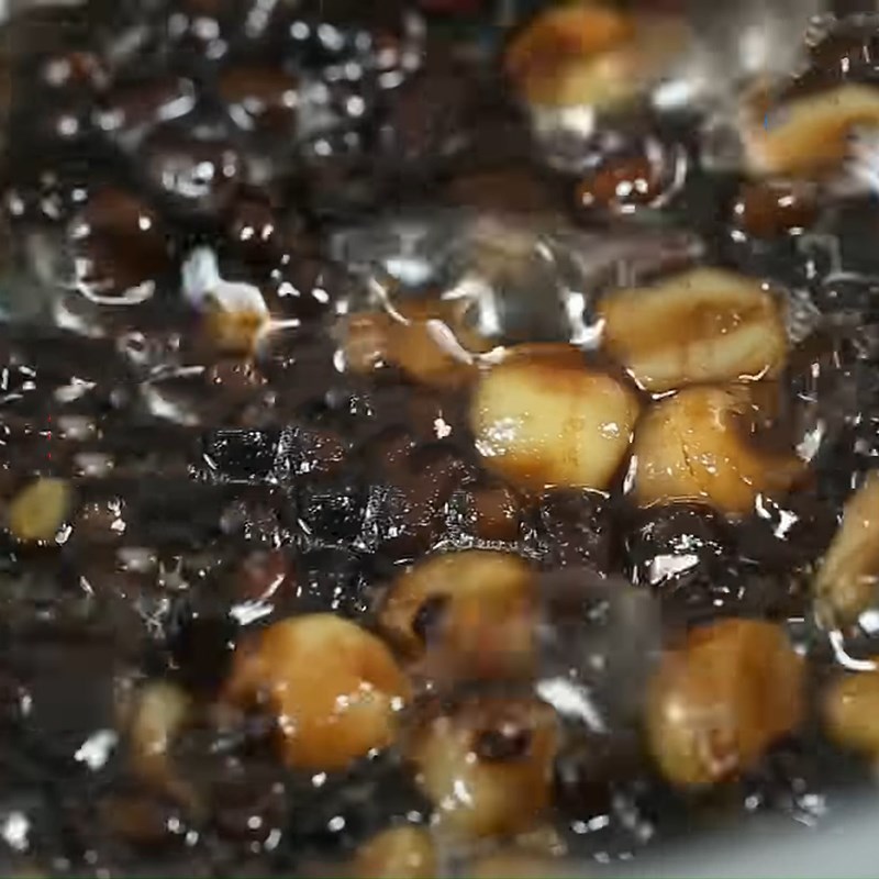 Bước 3 Nấu hạt sen đậu đen với đường và bột sắn Chè hạt sen đậu đen