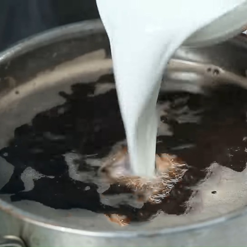 Bước 3 Nấu hạt sen đậu đen với đường và bột sắn Chè hạt sen đậu đen