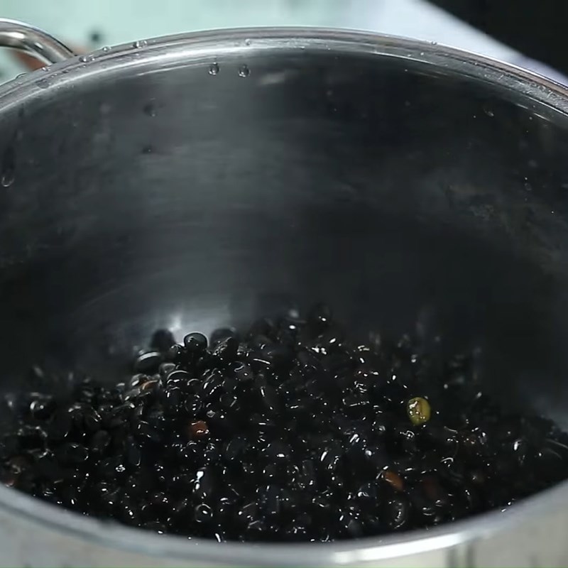 Bước 1 Sơ chế hạt sen và đậu đen Chè hạt sen đậu đen