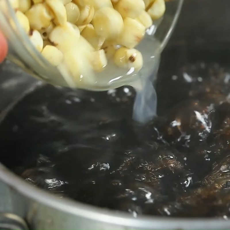 Bước 2 Ninh mềm hạt sen và đậu đen Chè hạt sen đậu đen